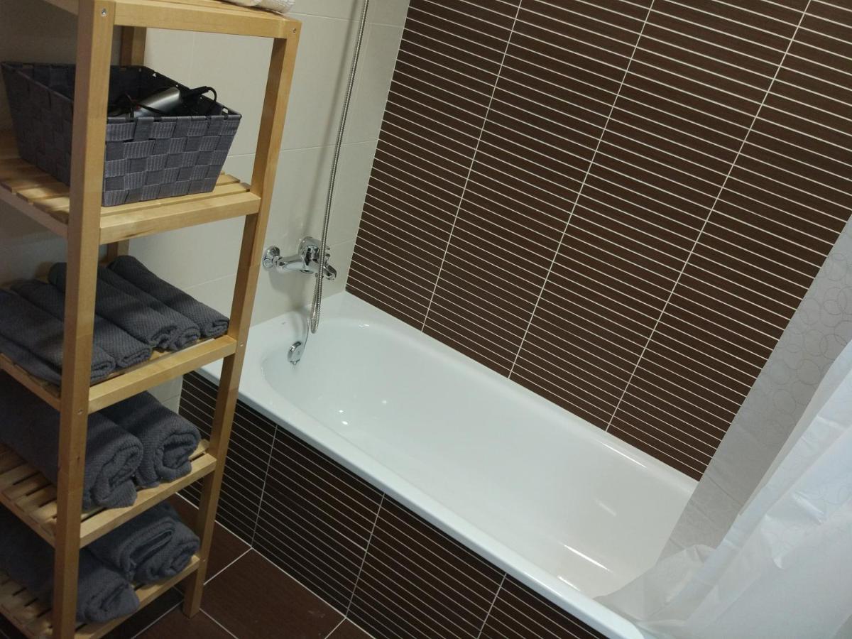 Piso Rosalia De Castro Apartment Аларис Екстериор снимка
