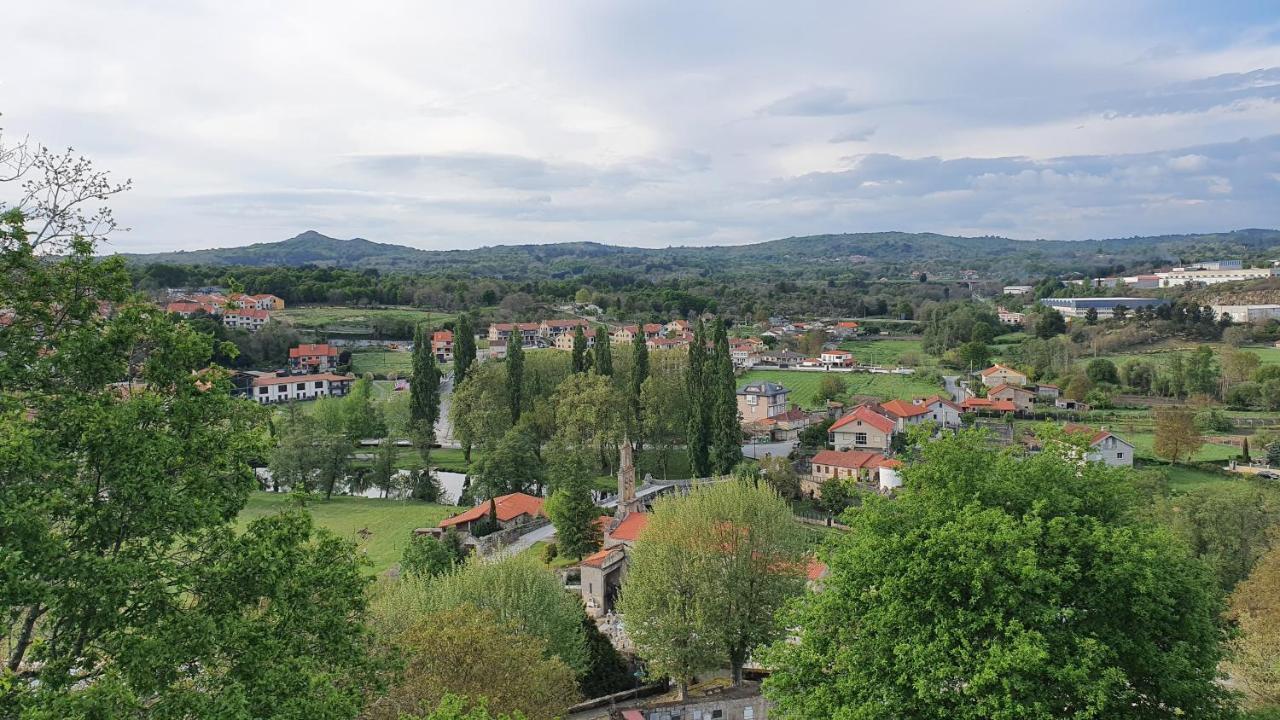Piso Rosalia De Castro Apartment Аларис Екстериор снимка